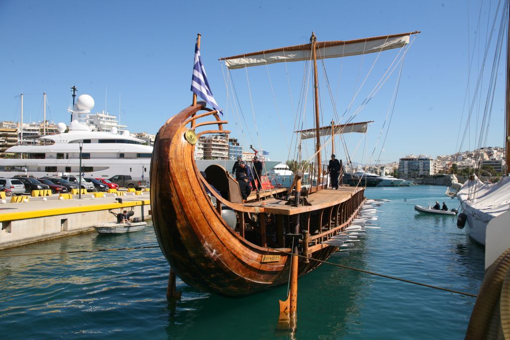 Ο Γιάννης Μώραλης υποδέχθηκε την τριήρη «Ολυμπιάς» στη Μαρίνα Ζέας