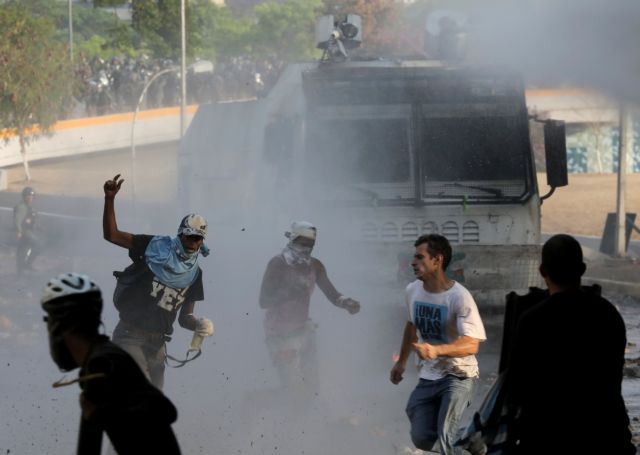 Εμφύλιος στη Βενεζουέλα: Μία νεκρή και δεκάδες τραυματίες – Τι λέει Ελληνας στο Καράκας