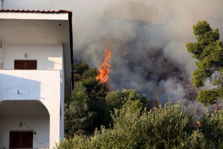 Χαλκιδική: Πυρκαγιά σε εξέλιξη στη Μεταμόρφωση