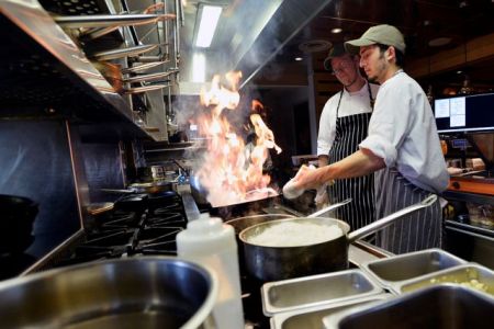 ΟΜΕΔ: Απόφαση για τους όρους αμοιβής και εργασίας στις αλυσίδες φαστ φουντ