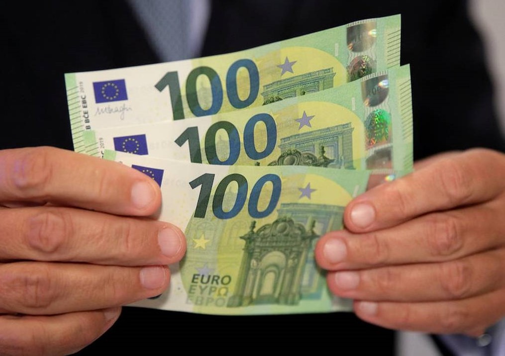 Nέα άφθαρτα χαρτονομίσματα των 100 και 200 ευρώ