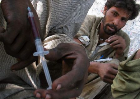 Σοκ : Γιατρός μόλυνε 90 άτομα με HIV στο Πακιστάν