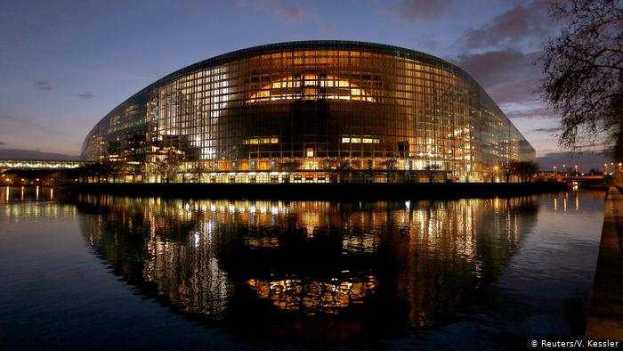 DW : Από τον Τσίπρα στη Μέι – μία ασυνήθιστη πενταετία