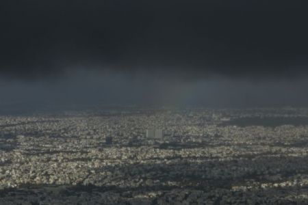 Στο ίδιο σκηνικό ο καιρός: Βροχή και αφρικανική σκόνη την Κυριακή