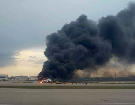 Μόσχα: Αεροσκάφος τυλίχθηκε στις φλόγες στο αεροδρόμιο – Ενας νεκρός