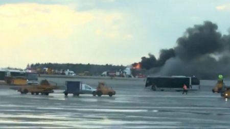 Μόσχα: Ξεπέρασαν τους δέκα οι νεκροί από την πυρκαγιά σε αεροσκάφος