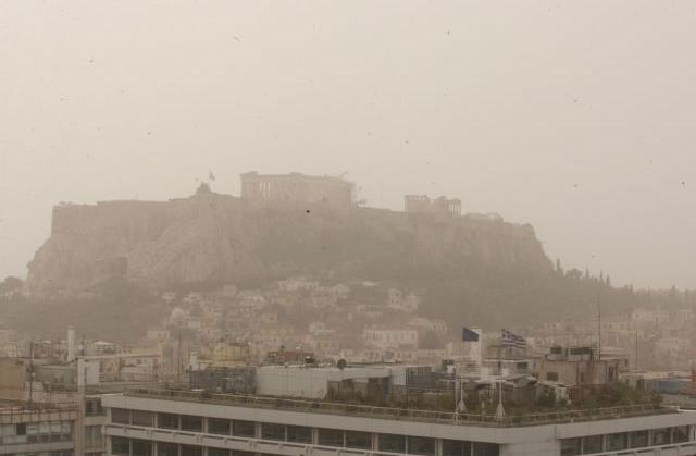 Βροχές και σκόνη και την Κυριακή – Δείτε που