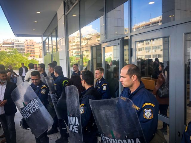 Εσπασαν τα ισόβια για τη δολοφονία Λουκμάν – Αντιδράσεις από συγκεντρωμένους