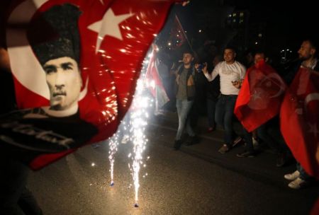 Κωνσταντινούπολη : Αντιδράσεις για τις νέες εκλογές – Βγήκαν στους δρόμους