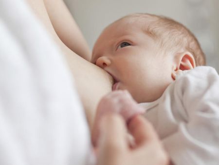 Μητρικό γάλα : Τι αποκαλύπτει νέα έρευνα για τα οφέλη του