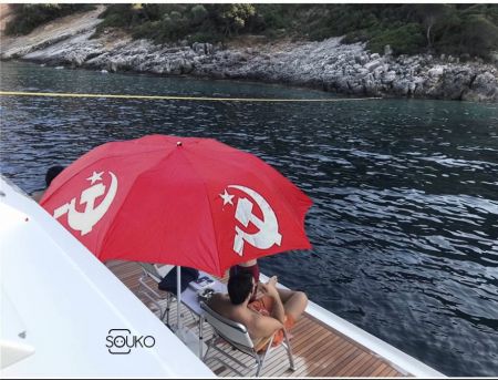 Το Twitter γλεντά με τον «διώκτη των ελίτ» Αλέξη Τσίπρα