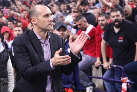 Οι οπαδοί του Ολυμπιακού αποθέωσαν τους Αγγελόπουλους