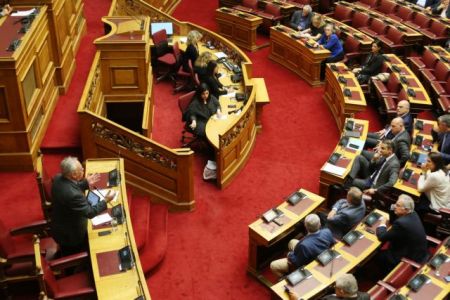 120 δόσεις : Με τη διαδικασία του επείγοντος η συζήτηση στη Βουλή