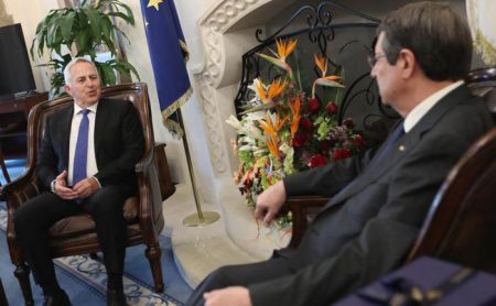 Αναστασιάδης-Αποστολάκης συζήτησαν την τουρκική παραβίαση της κυπριακής ΑΟΖ