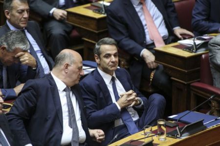 Mitsotakis, Tsipras cross swords with vicious attacks in parliament