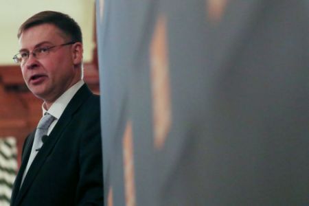 Ντομπρόβσκις : Η Ελλάδα να τηρήσει τους δημοσιονομικούς στόχους