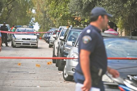 Μαίνεται η βεντέτα των νονών