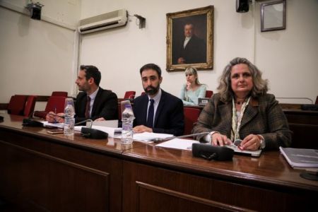 Επιτροπή Θεσμών: Κουβέντα Ζαϊρη για ΔΕΠΑ – Πετσίτη λόγω εχεμύθειας
