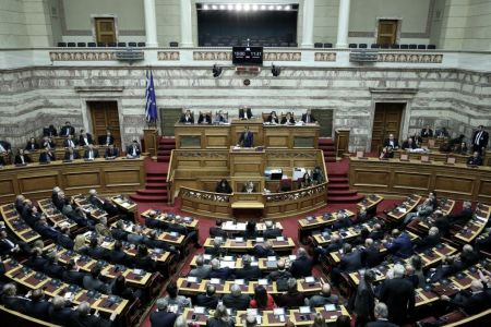 Βουλή: Εξακολουθεί σε υψηλούς τόνους η συζήτηση για την ψήφο εμπιστοσύνης