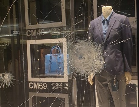 Γυαλιά – καρφιά σε Βουκουρεστίου-Βαλαωρίτου για τον Κουφοντίνα