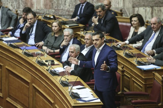 Τι απαντά ο Τσίπρας για τον πατέρα του και τη χούντα