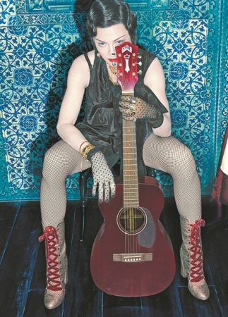 Περιμένονταςτη «Madame X»