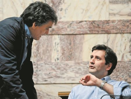 Στα χαρακώματα με τους θεσμούς, σε ναρκοπέδιο η οικονομία