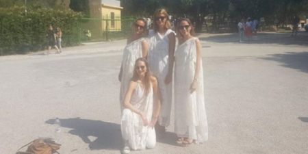 Απαγόρευσαν σε τουρίστριες να μπουν στην Ακρόπολη επειδή φορούσαν χλαμύδες