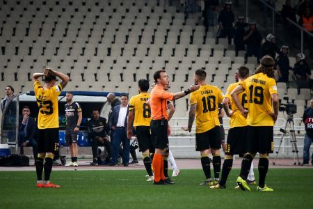 Φωνάζει η ΑΕΚ παρά το VAR : «Ήταν πέναλτι το χέρι του Κάνιας»