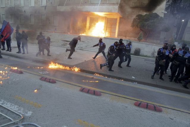 Τίρανα: Μεγάλη αντικυβερνητική διαδήλωση – Μολότοφ έξω από το γραφείο του Ράμα