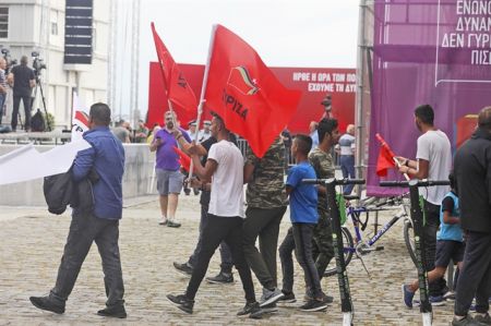 Οι άδειες πλατείες του Τσίπρα και οι Ρομά