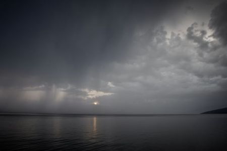 Καιρός: Βροχές, καταιγίδες και σκόνη την Τρίτη