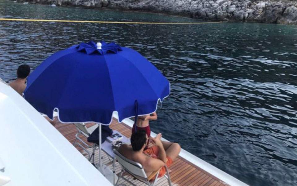 Κι άλλοι με το κότερο – Χλιδάτες διακοπές με την άδεια του πρωθυπουργού