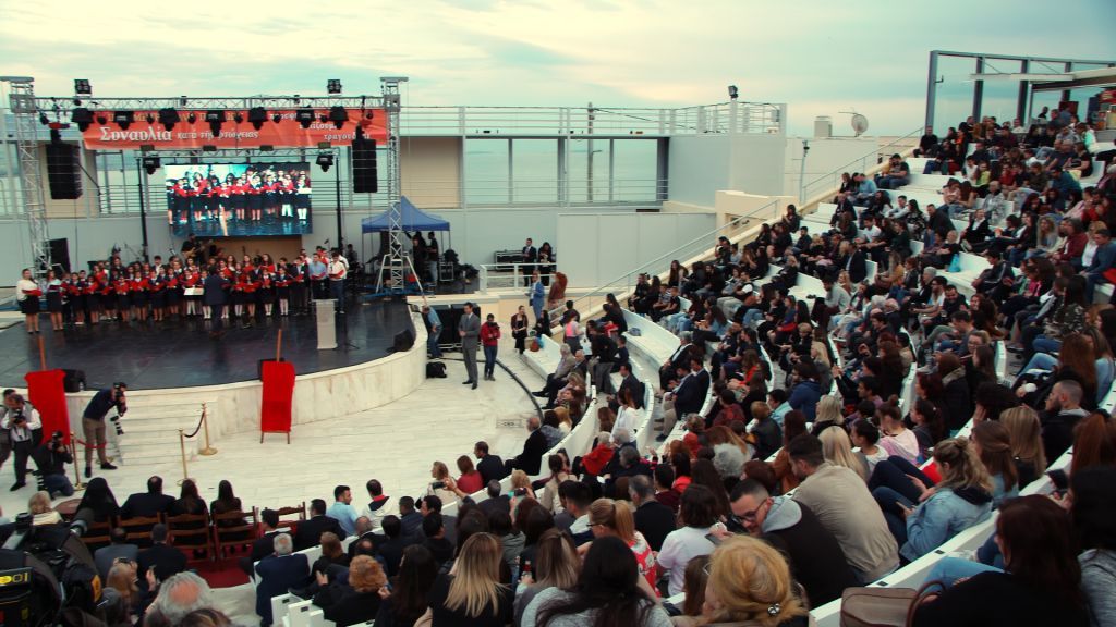 Βεάκειο:  «Προσφέρουμε – Ελπίζουμε – Τραγουδάμε!»