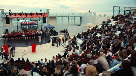 Βεάκειο:  «Προσφέρουμε – Ελπίζουμε – Τραγουδάμε!»