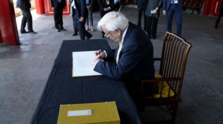 Θερμή υποδοχή του ΠτΔ από τον Κινέζο ομόλογό του στο Μέγαρο του Λαού