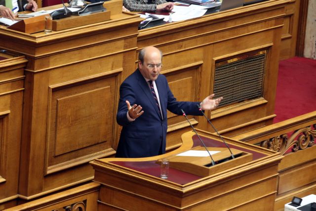 Χατζηδάκης: Η κυβέρνηση επιστρέφει πολύ λιγότερα από όσα πήρε