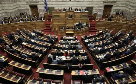 Βουλή : Επταήμερη εργασία και 120 δόσεις «φουντώνουν» την κόντρα κυβέρνησης-ΝΔ