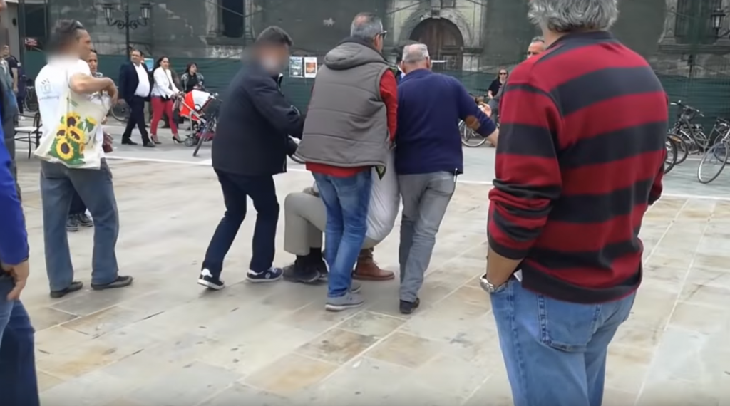 Πήραν σηκωτό διαδηλωτή για να μην ακούσει τη διαμαρτυρία του ο Τσίπρας