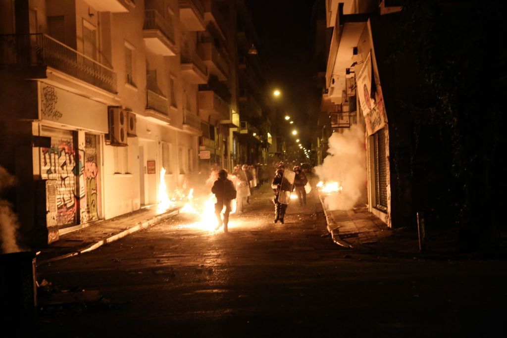 Μολότοφ τα ξημερώματα στα Εξάρχεια – Τις επόμενες κινήσεις τους αποφασίζουν οι αντιεξουσιαστές