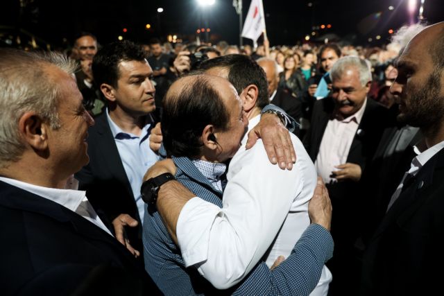 «Ντροπή!» : Οι αγκαλιές Τσίπρα-Λυμπερόπουλου εξοργίζουν το twitter