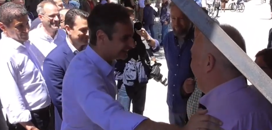 Ο Μητσοτάκης σε εκλογικό περίπτερο ΣΥΡΙΖΑ: Καλή επιτυχία δεν μπορώ να πω