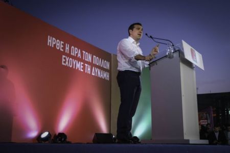 Handelsblatt : Ο Τσίπρας μοιράζει δώρα για τις ψήφους και προκαλεί δυσφορία στους πιστωτές