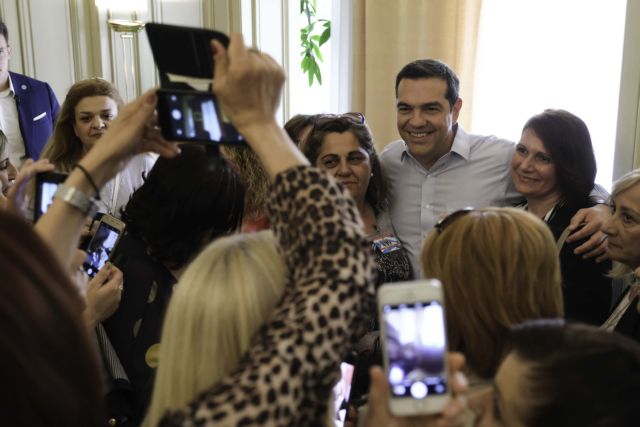 Προεκλογικό δώρο και στις σχολικές καθαρίστριες – Τι τους υποσχέθηκε ο Τσίπρας | tovima.gr