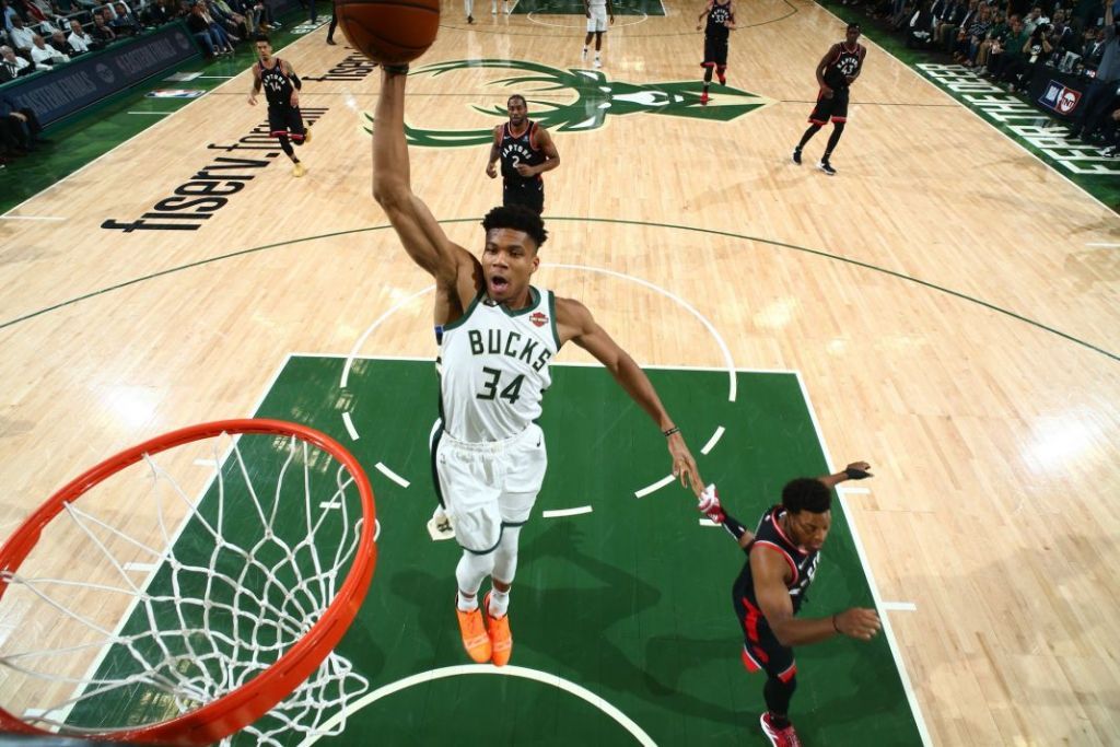 Εκπληκτικός Αντετοκούνμπο: Νίκη των Μπάκς στους τελικούς στο NBA