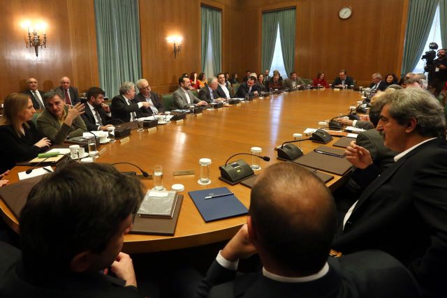 Κυβέρνηση… δώσε μου κι εμένα, μπάρμπα – Μοιράζει ευρώ και υποσχέσεις