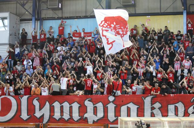 Πανό των φίλων του Ολυμπιακού για το τελευταίο ματς της Μανωλιουδάκη