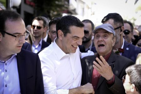 «Τι να σου κάνω μωρέ…» η απάντηση Τσίπρα σε ηλικιωμένη για τη μείωση συντάξεων