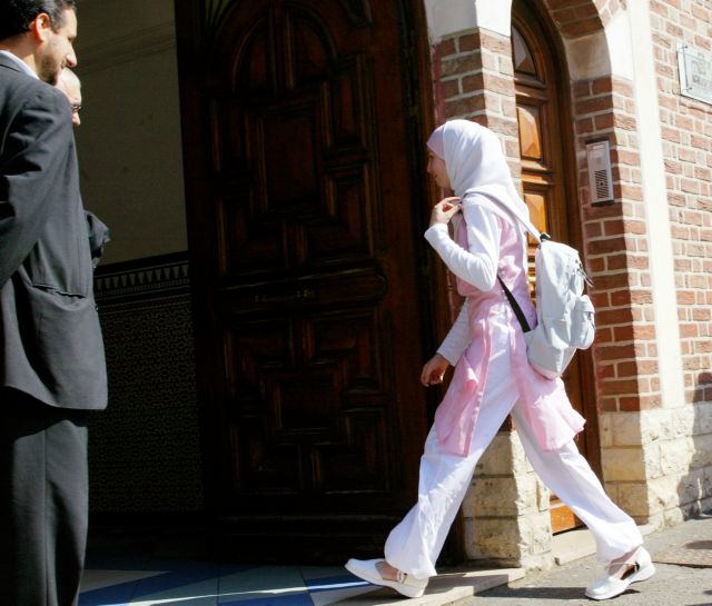Γερμανία : Μελετούν απαγόρευση της ισλαμικής μαντίλας για τις μαθήτριες
