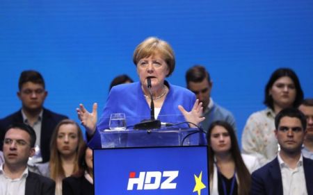 Μέρκελ για Στράχε: Να αντισταθούμε σε όσους θέλουν να καταστρέψουν την Ευρώπη